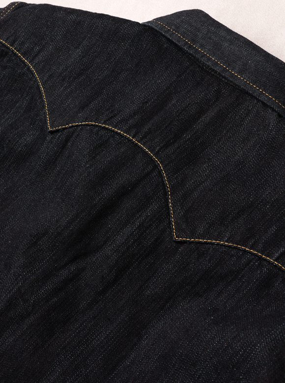 .02 ヴィンテージデニムシャツを再現したディテール