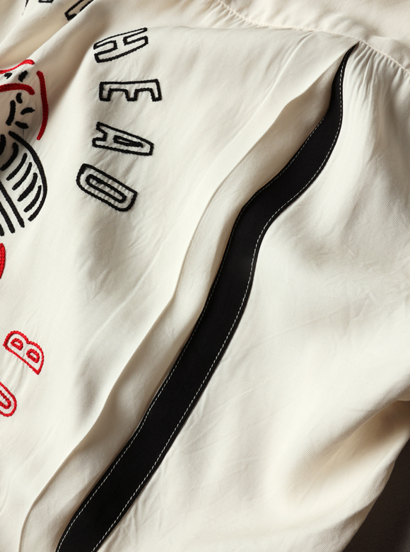 .02 肩から腰にかけての大きなプリーツ