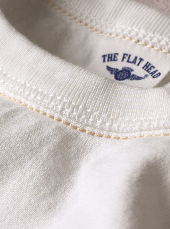 .01 首元が伸びにくい特殊縫製「3本針の1本外し」