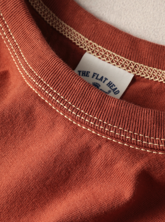 .01 首元が伸びにくい特殊縫製「3本針の1本外し」