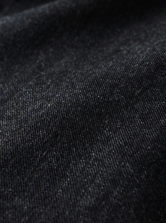 .01 旧式シャトル織機で織り上げた左綾織りデニム生地