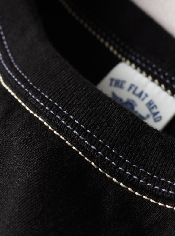 .01 首元が伸びにくい特殊縫製「3本針の1本外し」