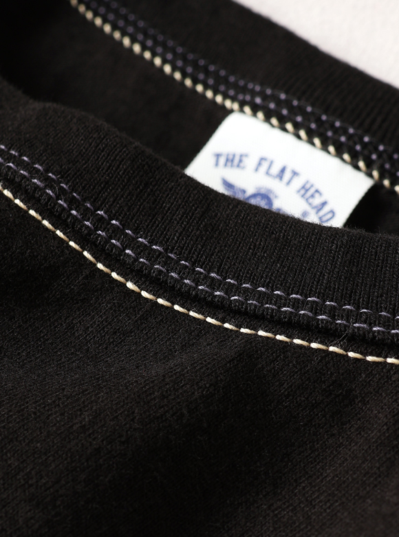 .01 首元が伸びにくい特殊縫製「3本針の1本外し」