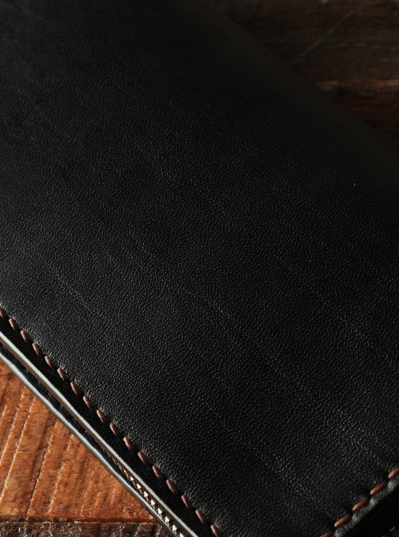 .01 革の無骨さを感じさせるホースハイド
