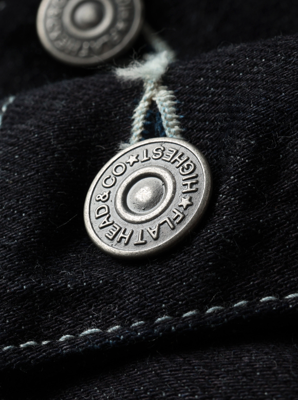 .04 生地とともに表情が変化する鉄製ボタン