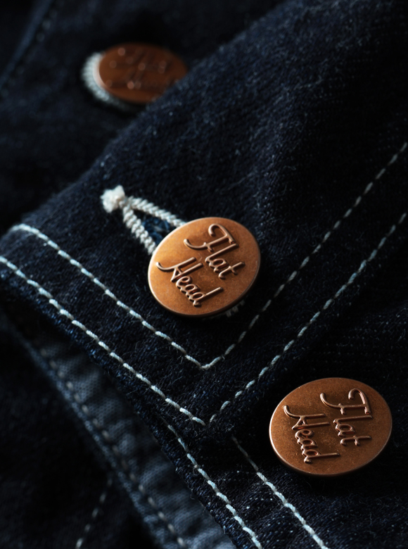 .05 ブランドネーム入りのオリジナル真鍮ボタン