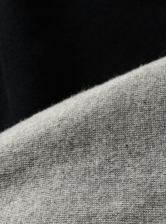 .01 フワッと空気感のある柔らかなスウェットパーカー