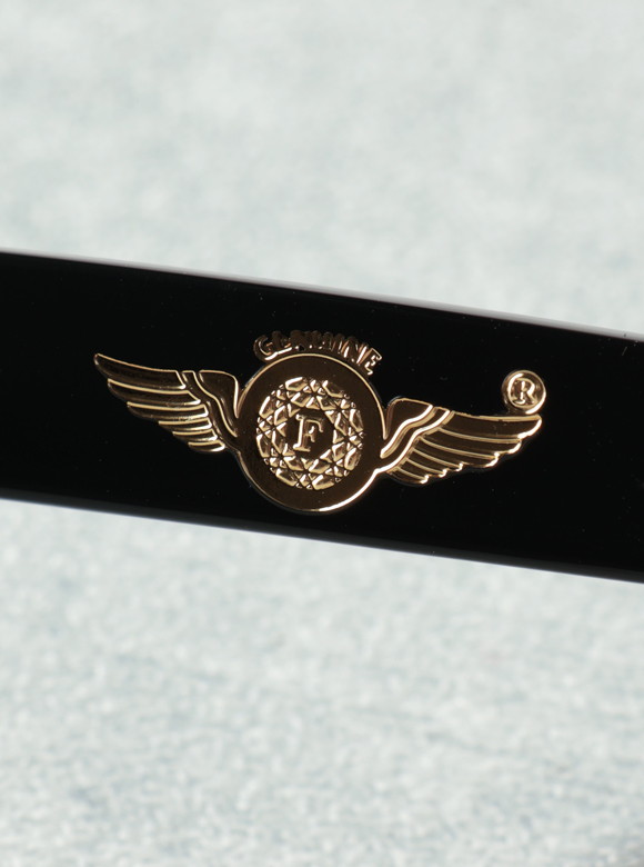 .03 ブランドロゴ＆ネーム入りのテンプル