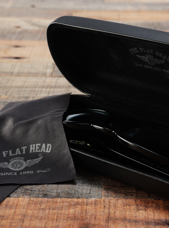 .04 ロゴ入りケース＆クロス