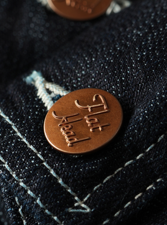 .03 ブランドロゴ入り真鍮ボタン