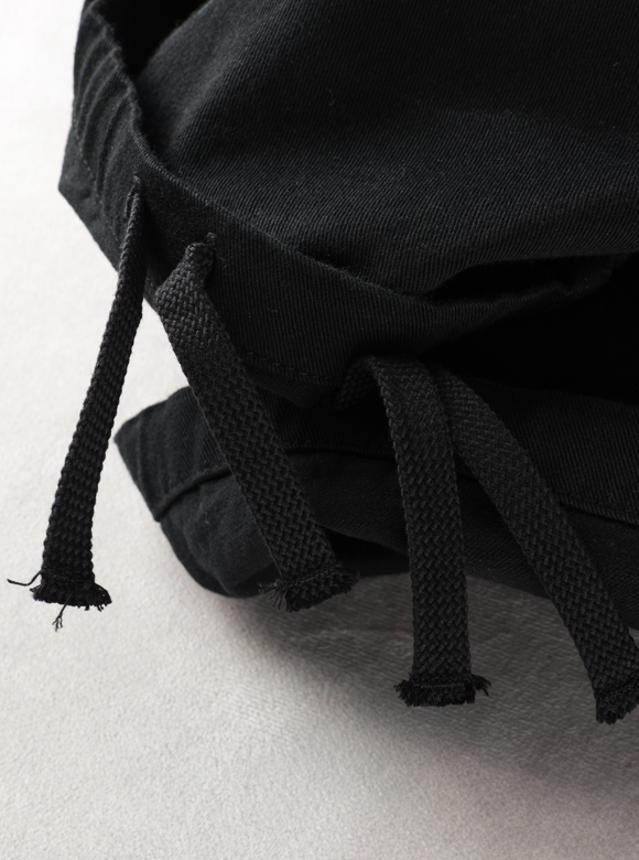 .04 カーゴパンツらしい特徴的なデザイン