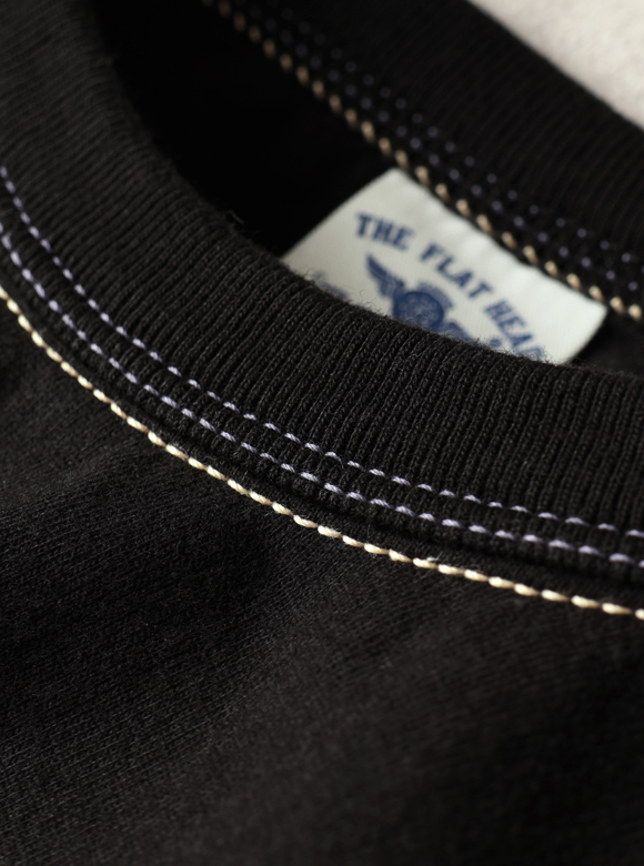 .02 首元が伸びにくい特殊縫製「3本針の1本外し」