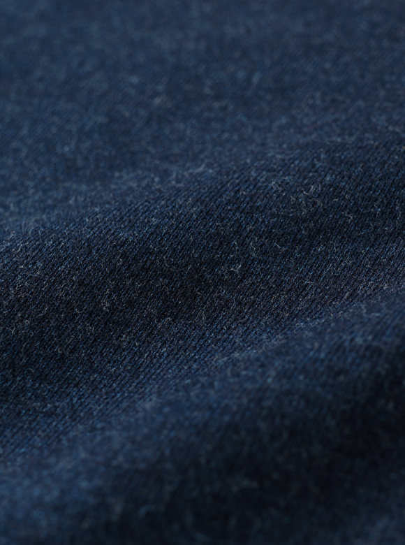 .01 ロープ染色法で濃色に染め上げたインディゴ糸