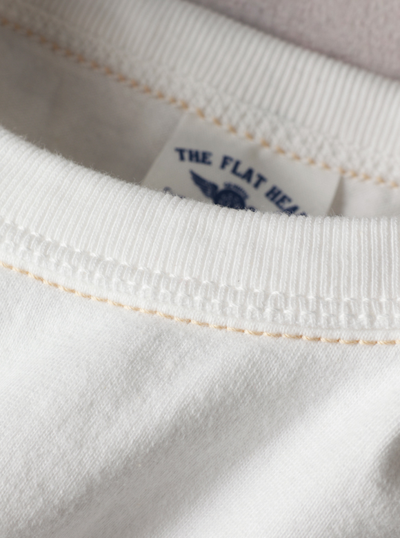 .02 首元が伸びにくい特殊縫製「3本針の1本外し」