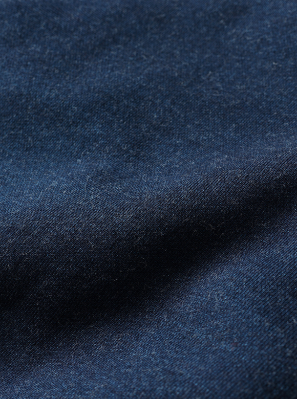 .01 ロープ染色法で濃色に染め上げたインディゴ糸