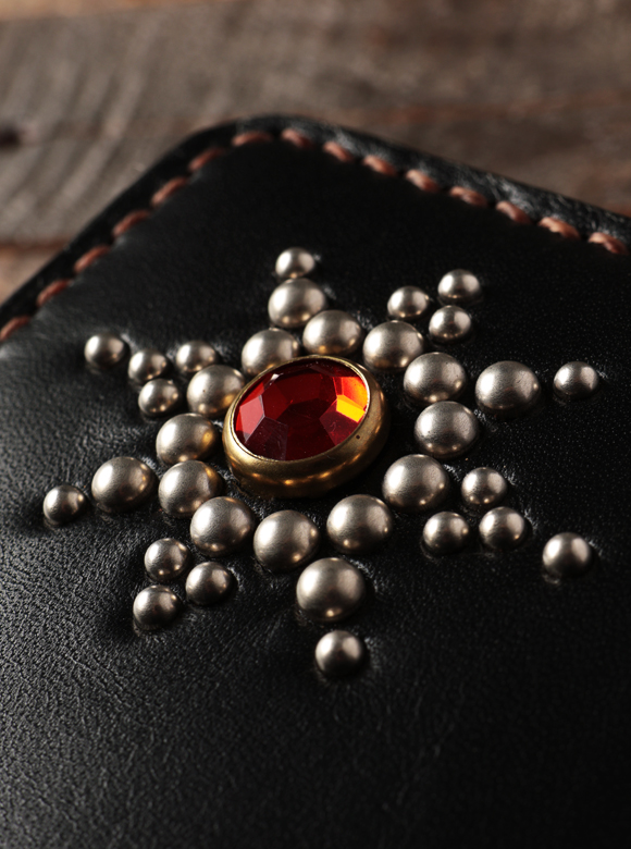 .02 丁寧に打ち付けられた鉄製スタッズ