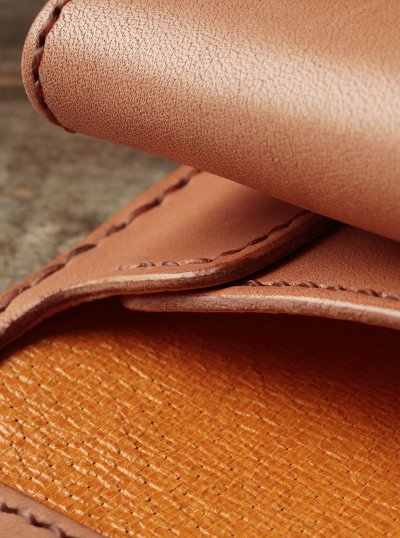 .04 お札の出し入れがしやすいスライドマチ