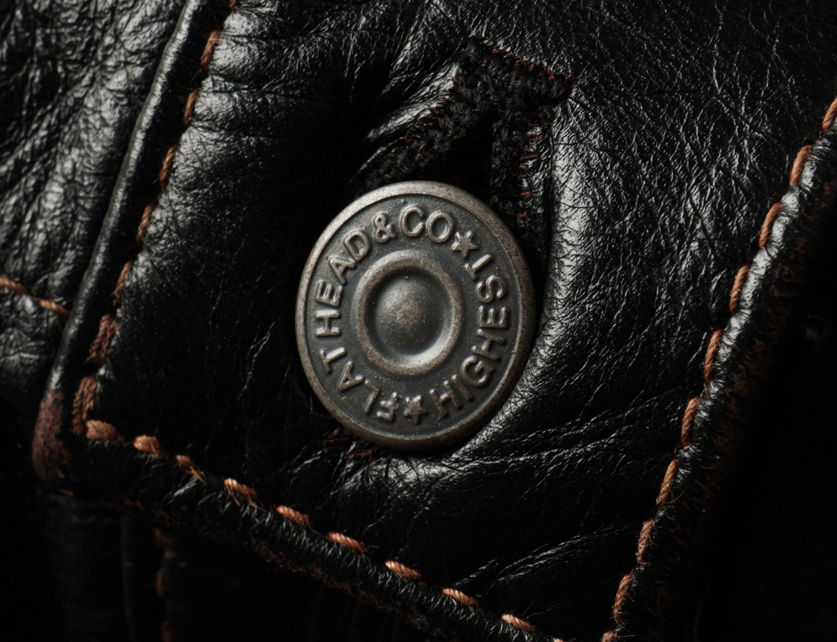 ホースハイドの重厚感に溶け込む鉄ボタンの画像