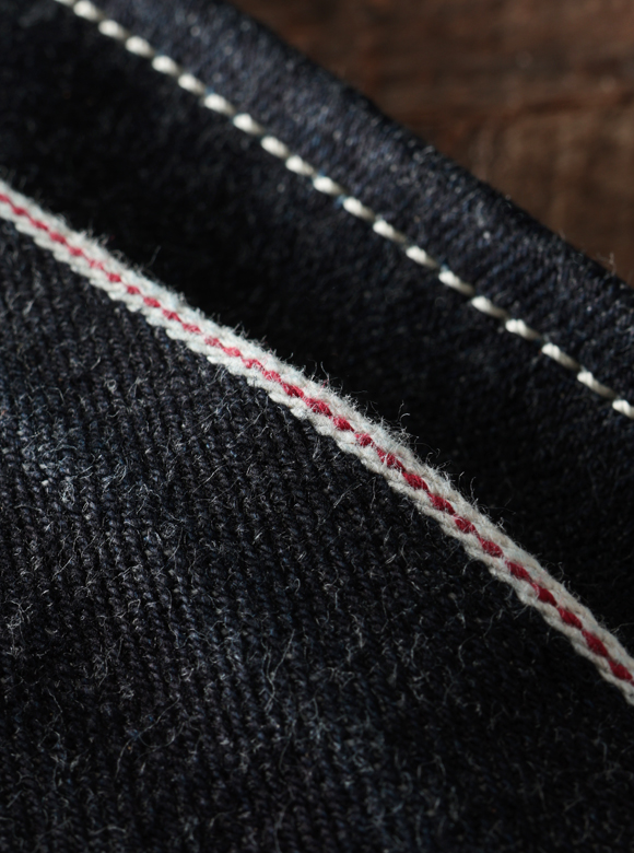 .03 旧式シャトル織機で織り上げられた証