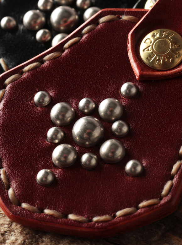 .02 手打ちで一つ一つ取り付けた鉄製スタッズ