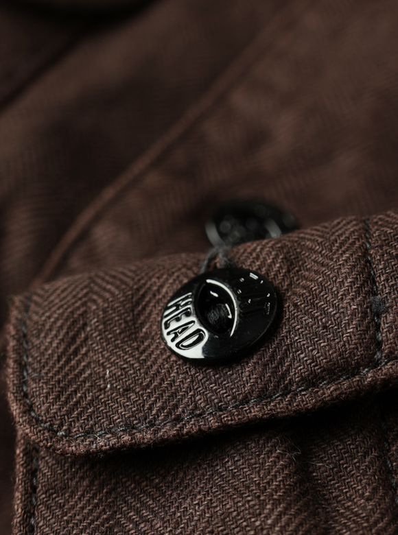 .05 ブランドネーム入りメタルボタン