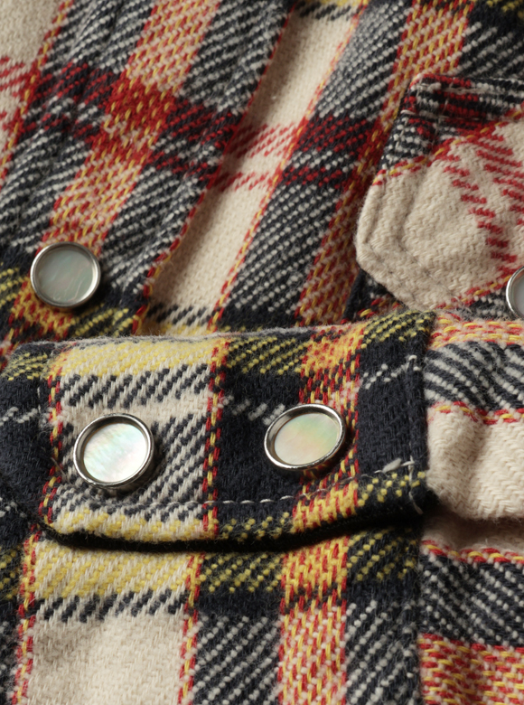 .04 表情豊かな天然黄蝶貝ボタン