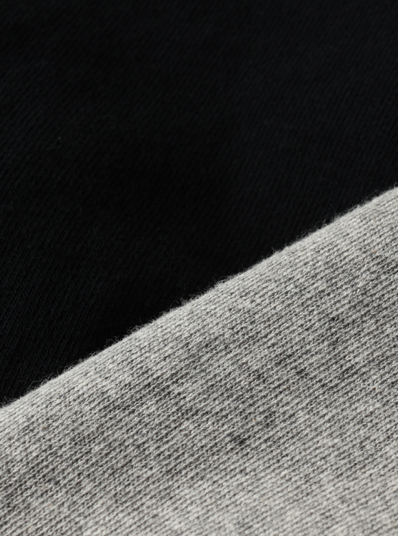 .01 太番手の糸で編み上げた肉厚で腰のある生地