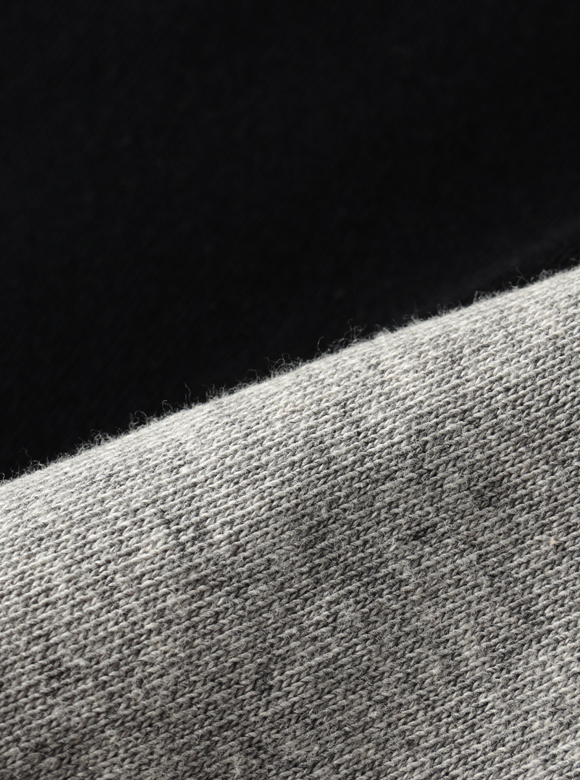 .01 太番手の糸で編み上げた肉厚で腰のある生地