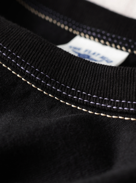 .02 首元が伸びにくい特殊縫製「3本針の1本外し」