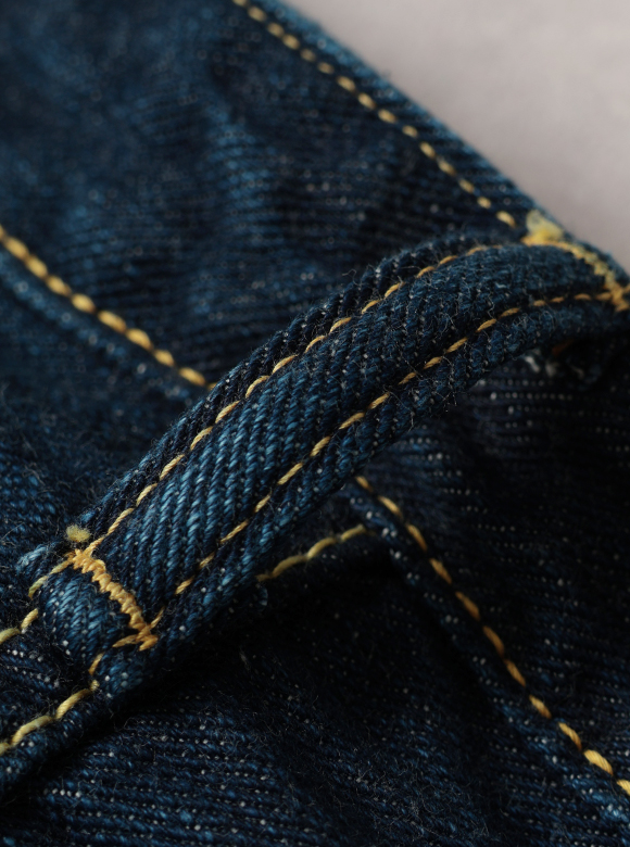 .04 中央が盛り上がったベルトループ