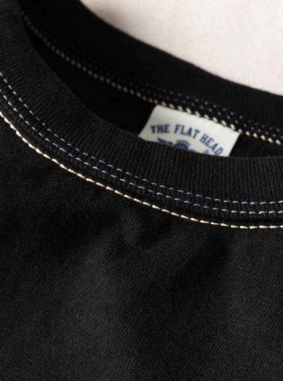 .01 首元が伸びにくい特殊縫製「3本針の1本外し」