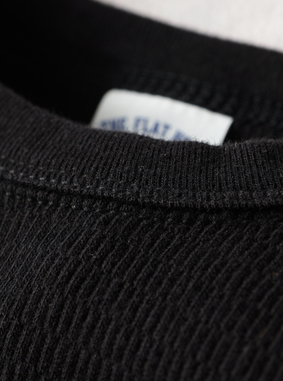 .02 首元が伸びにくい特殊縫製