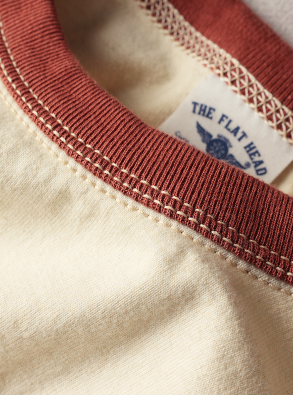 .02 首元が伸びにくい特殊縫製「3本針の1本外し」