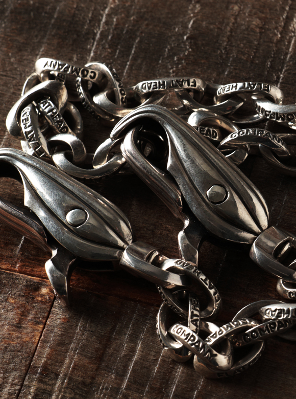 .01 オールシルバーで仕上げた重厚なチェーン