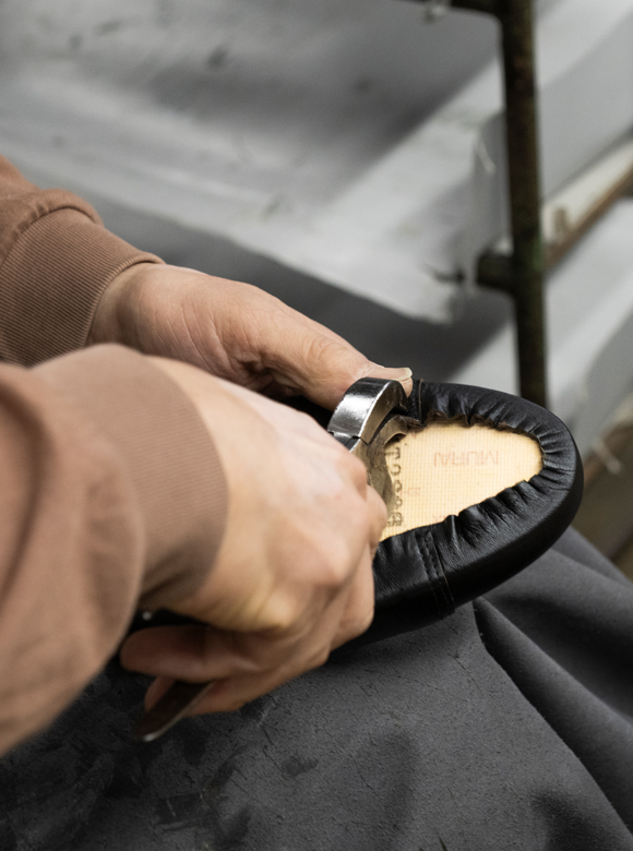 .02 職人の手作業によるつり込み