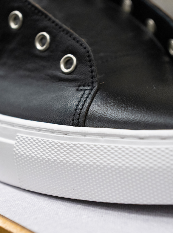 .04 手間暇をかけたサイド縫いつけ