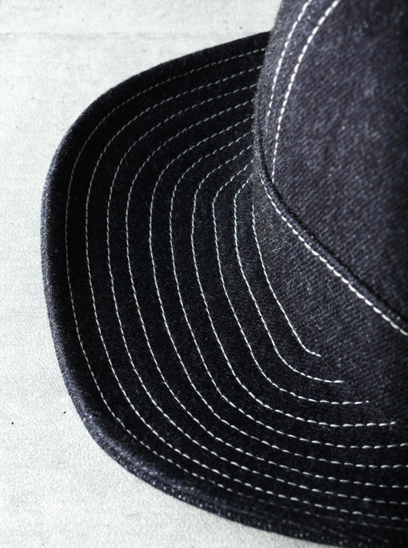 .02 特徴的な短めのツバ