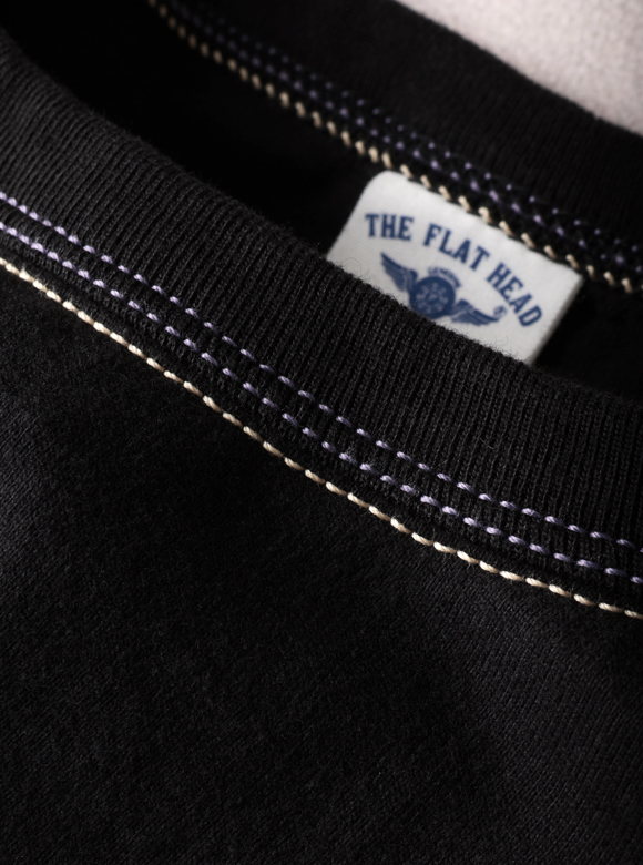 .01 首元が伸びにくい特殊縫製「3本針の1本外し」