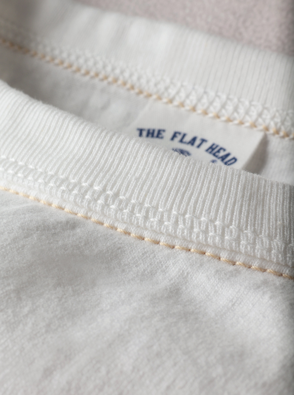 .01 首元が伸びにくい独自技法「3本針の1本外し」