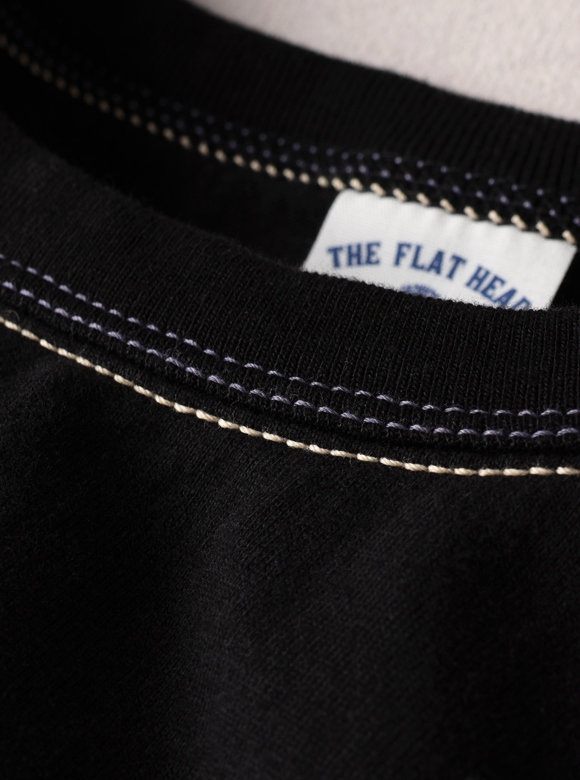 .01 首元が伸びにくい特殊縫製「3本針の1本外し」