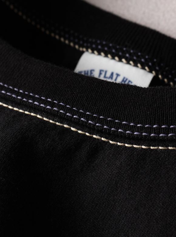 .01 首元が伸びにくい特殊縫製「3本針の1本外し」