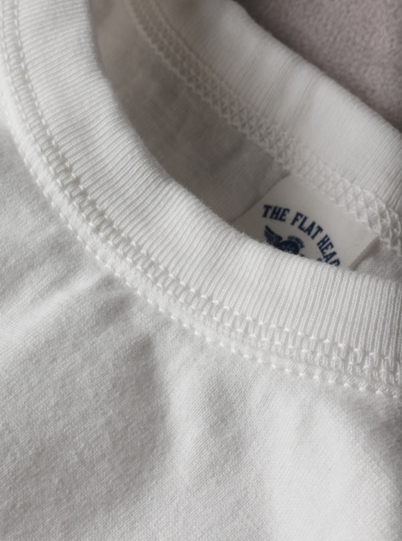 .01 首元が伸びにくい独自技法「3本針の1本外し」