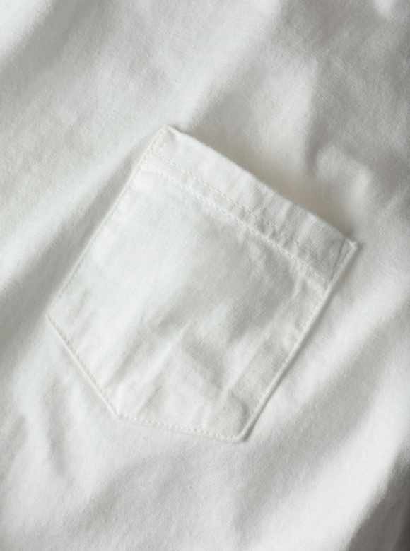 .03 デザインのアクセントになる胸ポケット