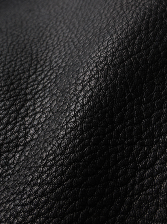 .01 革の魅力を最大限に引き出す“素上げ”仕上げ