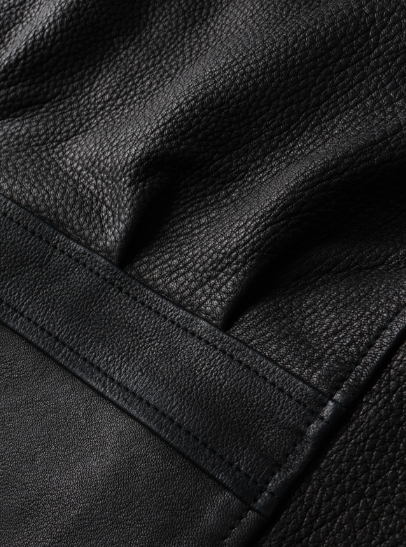 .02 ヴィンテージを彷彿とさせるクラシカルなバックプリーツ