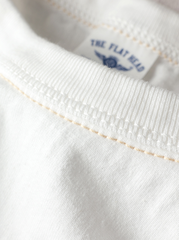 .01 首元が伸びにくい特殊縫製「3本針の1本外し」