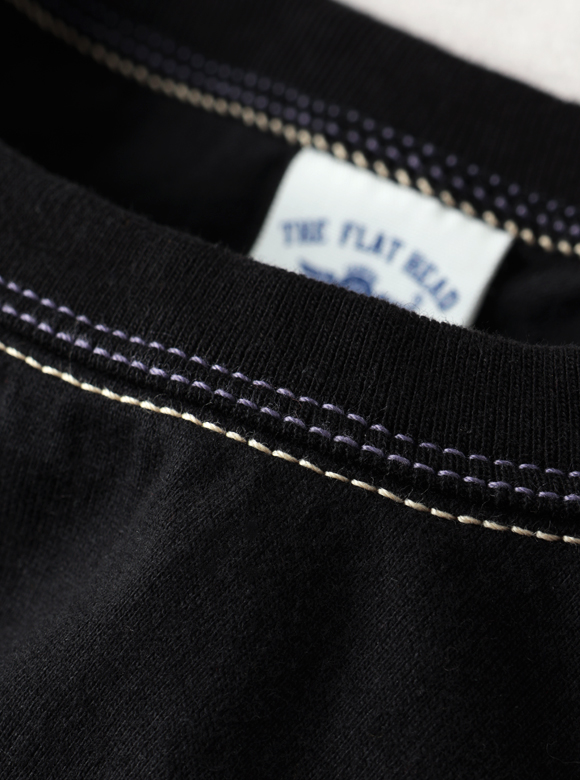 .01 首元が伸びにくい特殊縫製「3本針の1本外し」